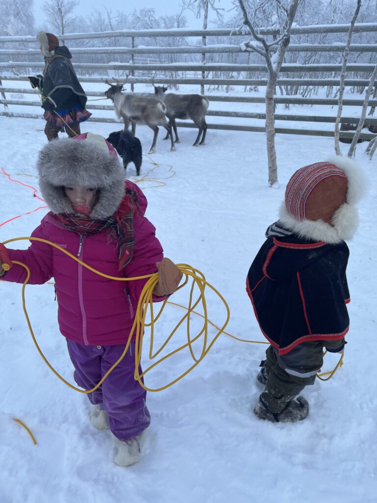 Samiske barn med lasso og skinnluer.