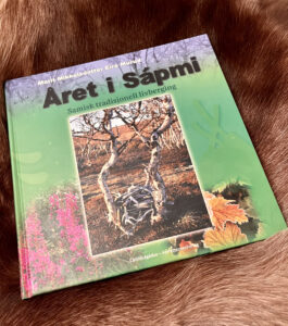 Boka Året i Sapmi på reinskinn